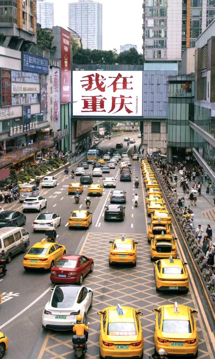 暮色中的重庆天际线,倒映在雾气氤氲的长江里