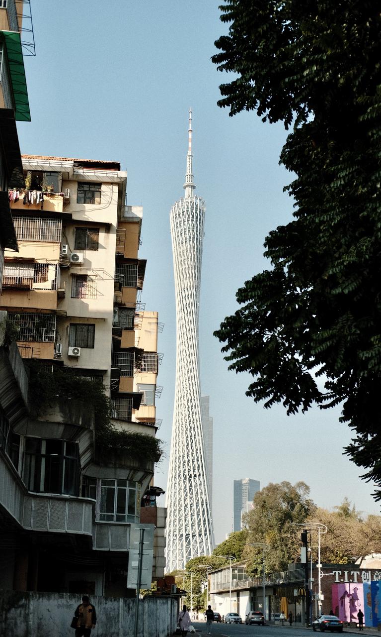 暮色中的广州塔,珠江两岸华灯初上