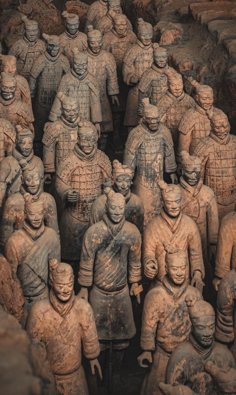 西安兵马俑一号坑中列队的陶俑