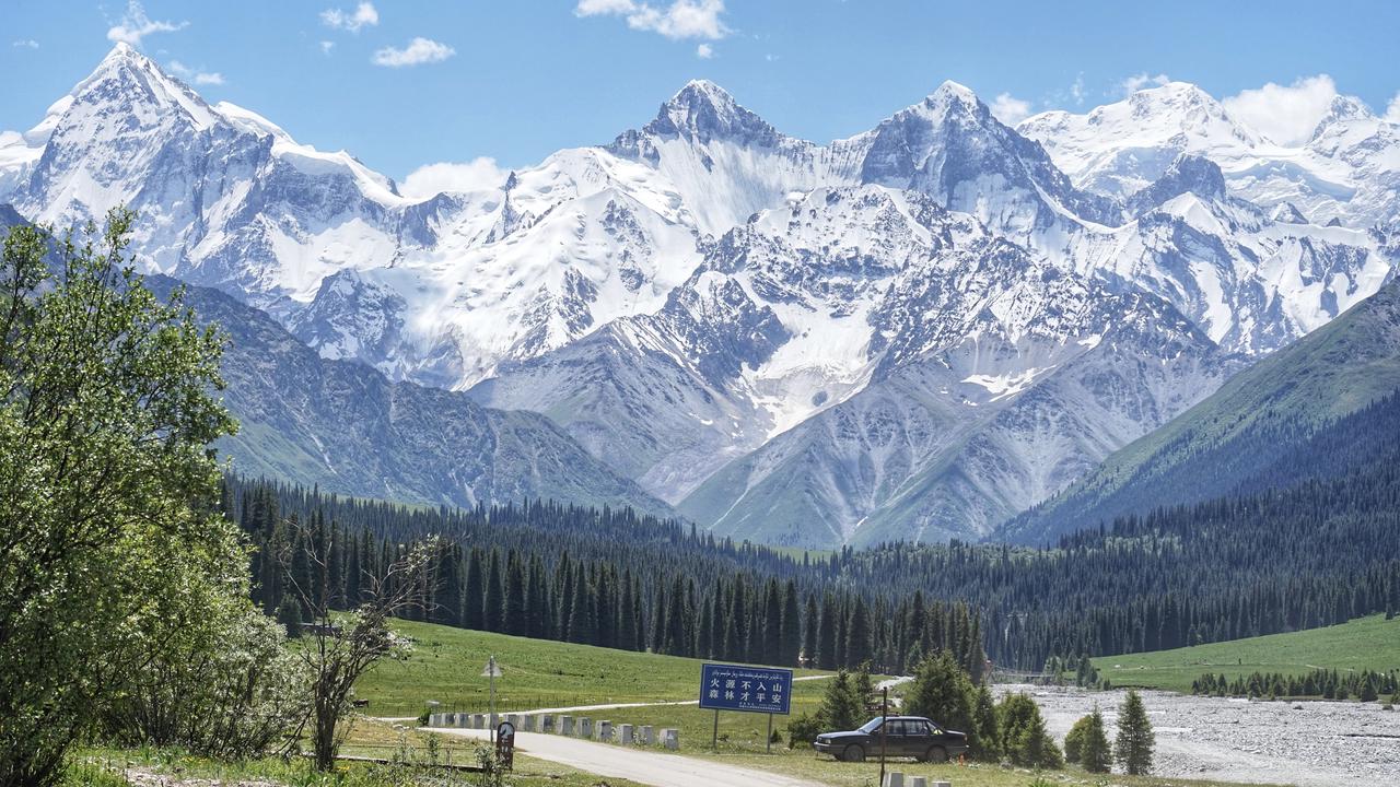 中国新疆的雪山与高山河谷